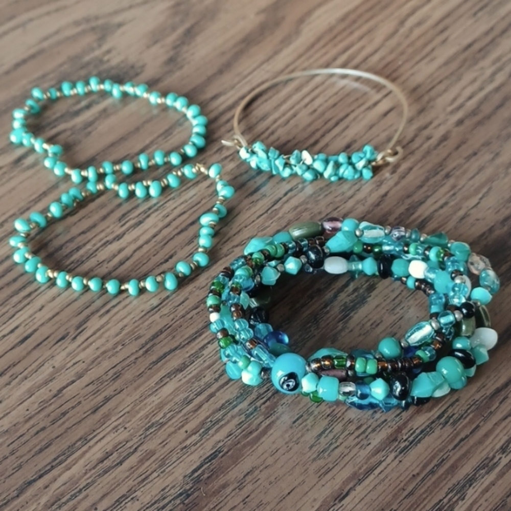 Bracelet Multi colored glass beads + 3 other turquoise colored bracelets